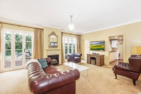 Ayr House Echuca Holiday Homes - Sydneys Hotel 1