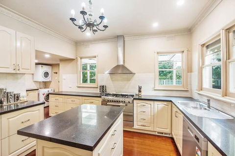 Ayr House Echuca Holiday Homes - Sydneys Hotel 4