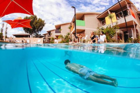 Onslow Beach Resort - Sydneys Hotel 0