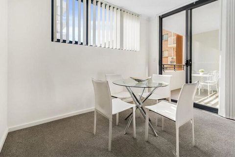 Astra Apartments Liverpool - Sydneys Hotel 3