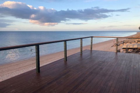Peter's Port - Sydneys Hotel 0