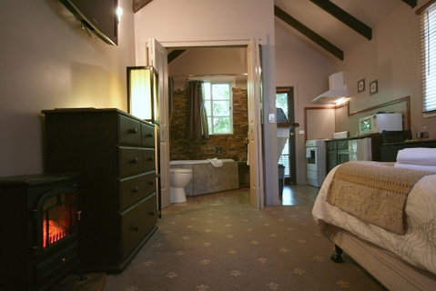 Lotus Lodges - Sydneys Hotel 4