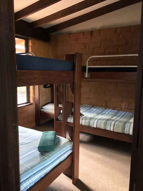 Pump Hill Farm Cottages - Sydneys Hotel 4