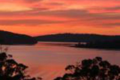 A Lakehouse Escape - Sydneys Hotel 0