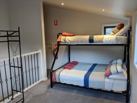 Blues Air 3 - Sydneys Hotel 6