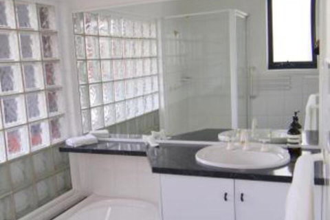 Beach Haven Poolside - Sydneys Hotel 0