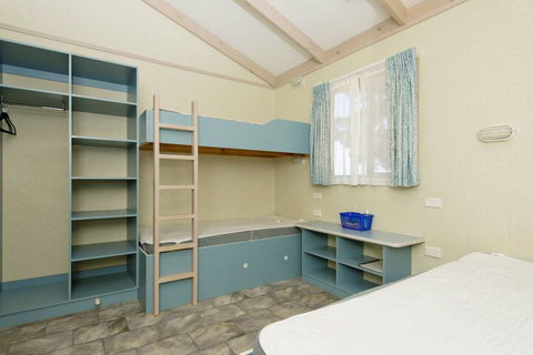 Rainbow Pines Tourist Caravan Park - Sydneys Hotel 2