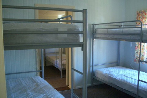 Rainbow Pines Tourist Caravan Park - Sydneys Hotel 7