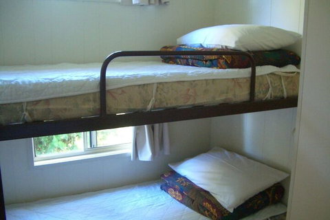 Rainbow Pines Tourist Caravan Park - Sydneys Hotel 3