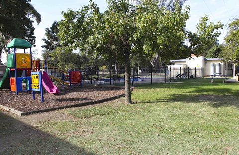 Nagambie Caravan Park & Motel - Sydneys Hotel 3