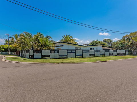 Marcoola House Pet Friendly Sunshine Coast - Sydneys Hotel 1
