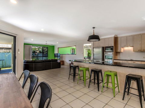 Coolum Waves Pet Friendly Holiday House - Sydneys Hotel 6
