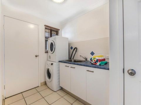 Coolum Waves Pet Friendly Holiday House - Sydneys Hotel 4