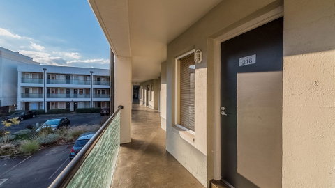 The Waves 216 - Sydneys Hotel 2
