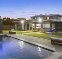 Ebony Rose Tweed Coast Holidays - Sydneys Hotel