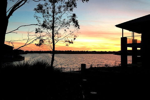 Deluxe Lake View House - Sydneys Hotel 3