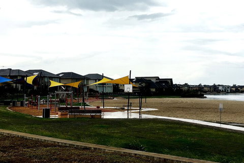 Deluxe Lake View House - Sydneys Hotel 5
