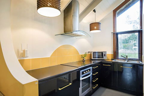 Airlie Beach Eco Cabins - Sydneys Hotel 4