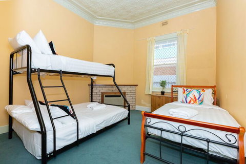 Best Central House â€“ Sleeps 11 - Sydneys Hotel 5