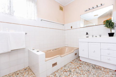 Best Central House â€“ Sleeps 11 - Sydneys Hotel 7