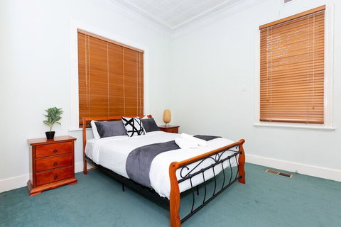 Best Central House â€“ Sleeps 11 - Sydneys Hotel 3