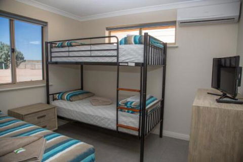 Peoples Park - Sydneys Hotel 4