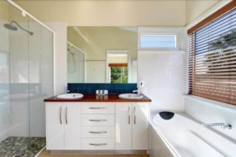 Away On Seaview Street - Sydneys Hotel 3