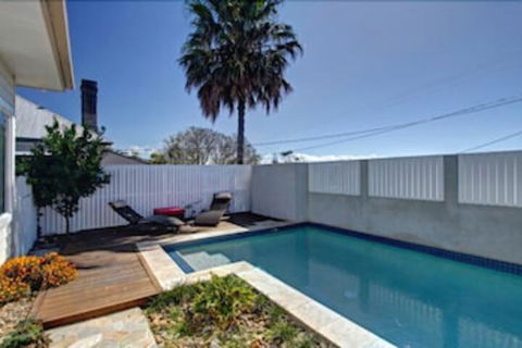 Away On Seaview Street - Sydneys Hotel 2