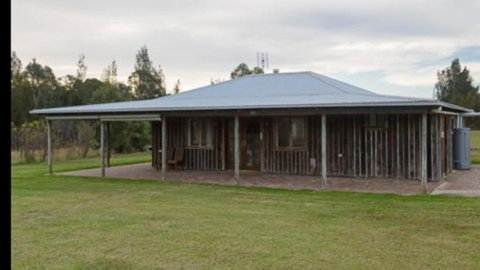 Lovedale Red Gum Cottage - Sydneys Hotel 1