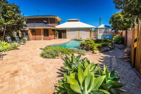 Yanchep Beach Retreat - Sydneys Hotel 3