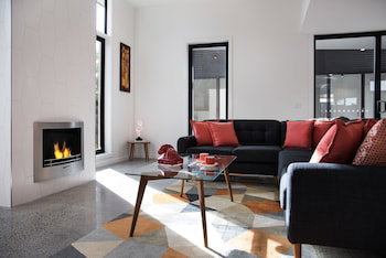 Arenas North - Sydneys Hotel 0
