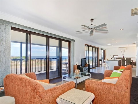 Beach House At Moana - Sydneys Hotel 5