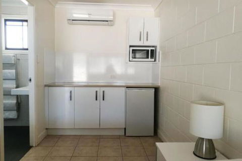 Augathella Motel & Caravan Park - Sydneys Hotel 3