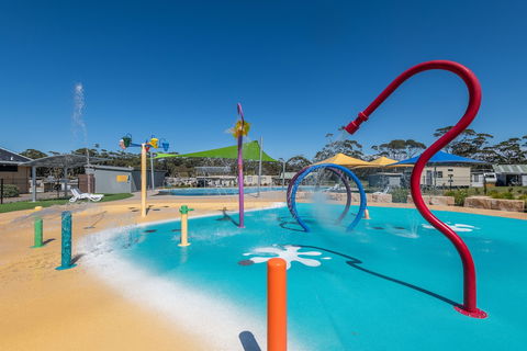 Holiday Haven Lake Tabourie - Sydneys Hotel 1