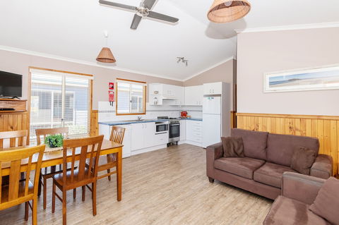 Holiday Haven Lake Tabourie - Sydneys Hotel 6