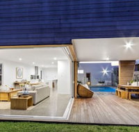 Luxe House Tweed Coast Holidays  - Sydneys Hotel