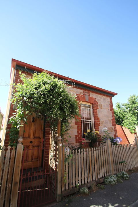 Adelaide Heritage Cottages & Apartments - Sydneys Hotel 1