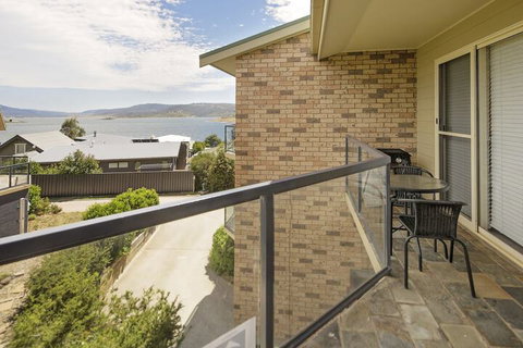 Caribou 3 - Modern & Spacious With Views Over Lake Jindabyne - Sydneys Hotel 1