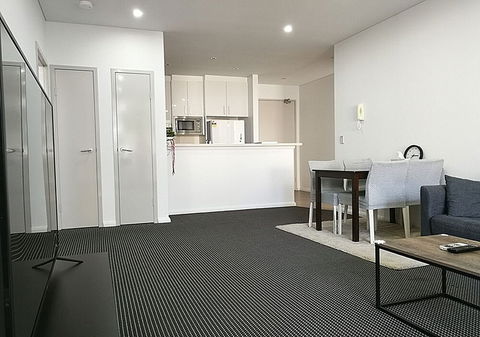 Stylish Waterfront Apt In Rhodes - Sydneys Hotel 3