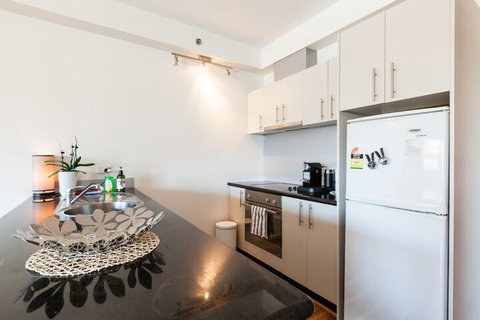 LANCE, 1BDR Melbourne Apartment - Sydneys Hotel 2