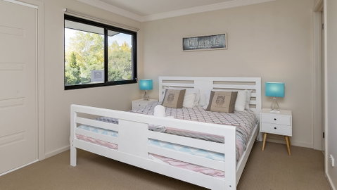 Khione 1 - Modern & Spacious With Views Towards Lake Jindabyne & The Mountains Beyond - Sydneys Hotel 0