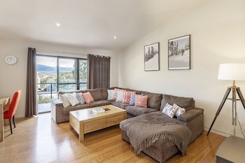 Khione 1 - Modern & Spacious With Views Towards Lake Jindabyne & The Mountains Beyond - Sydneys Hotel 2