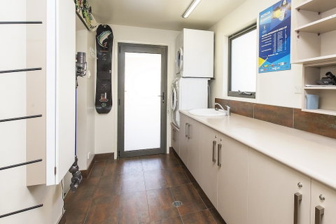 Ned Kelly's Retreat - Sophisticated Style With Modern Convenience And Magical Outlook - Sydneys Hotel 0