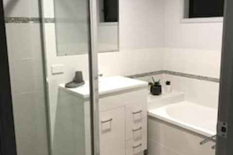 Hervey Bay Holiday Home - Sydneys Hotel 3