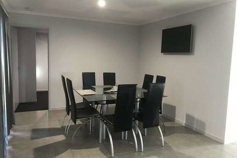 Hervey Bay Holiday Home - Sydneys Hotel 7