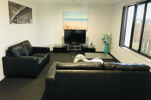 Hervey Bay Holiday Home - Sydneys Hotel 6