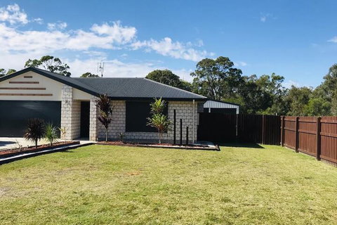 Hervey Bay Holiday Home - Sydneys Hotel 1