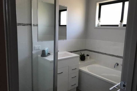 Hervey Bay Holiday Home - Sydneys Hotel 4