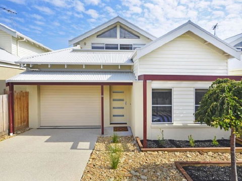 Villa By The Sea - Sydneys Hotel 3