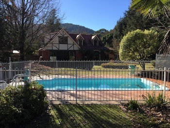 Tudor House - Large Family Home - Sydneys Hotel 1